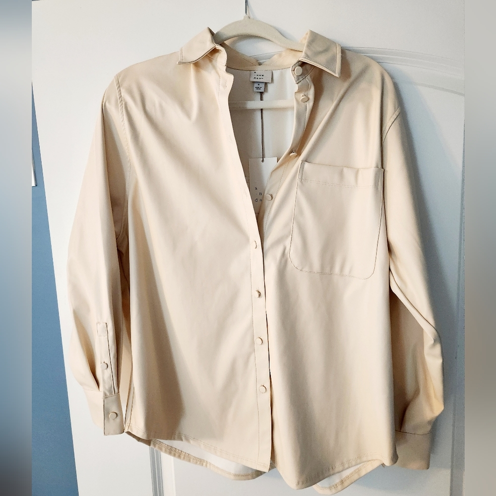 New with Tags. Never Worn Button-up. Size Small